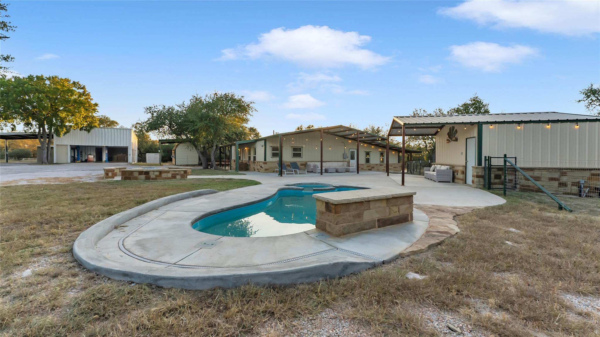 310 Thomas Ridge RD