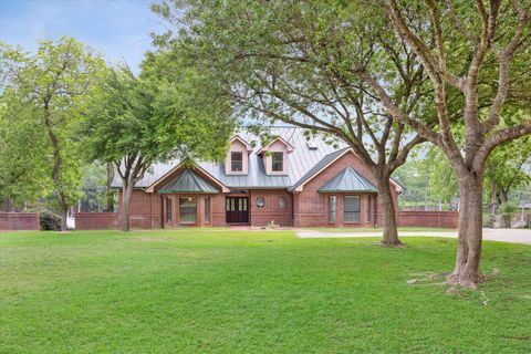 640 Woodlake DR McQueeney TX 78123