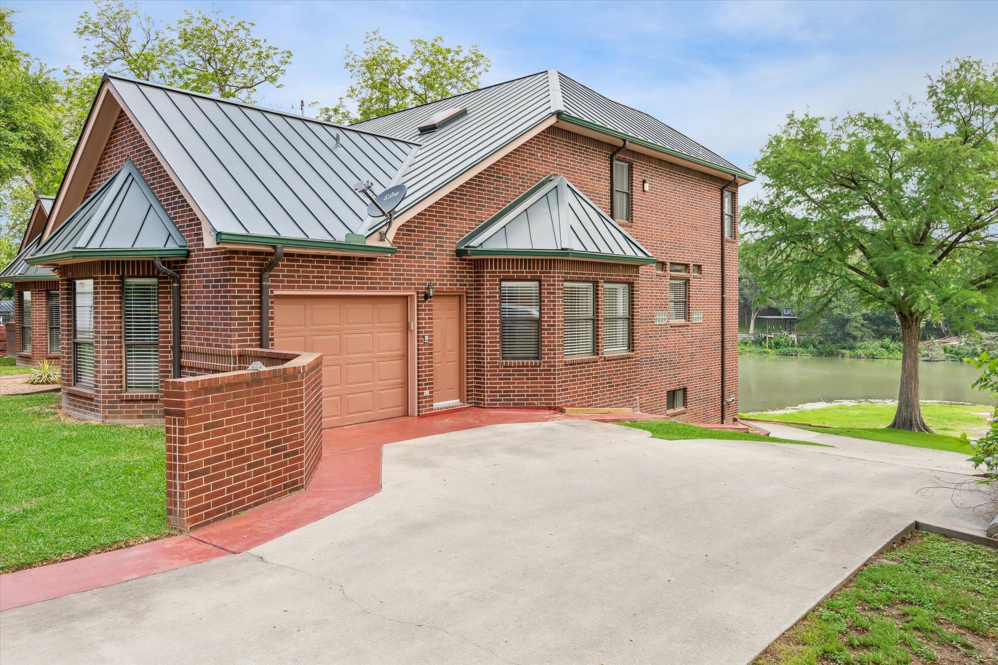 640 Woodlake DR