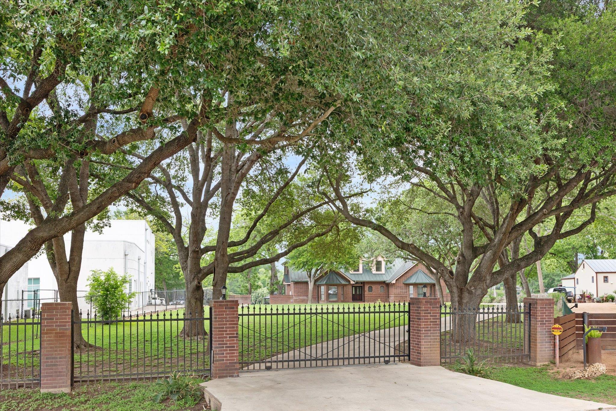640 Woodlake DR