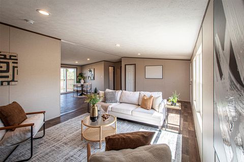 135 Spanish Oak RD Dale TX 78616