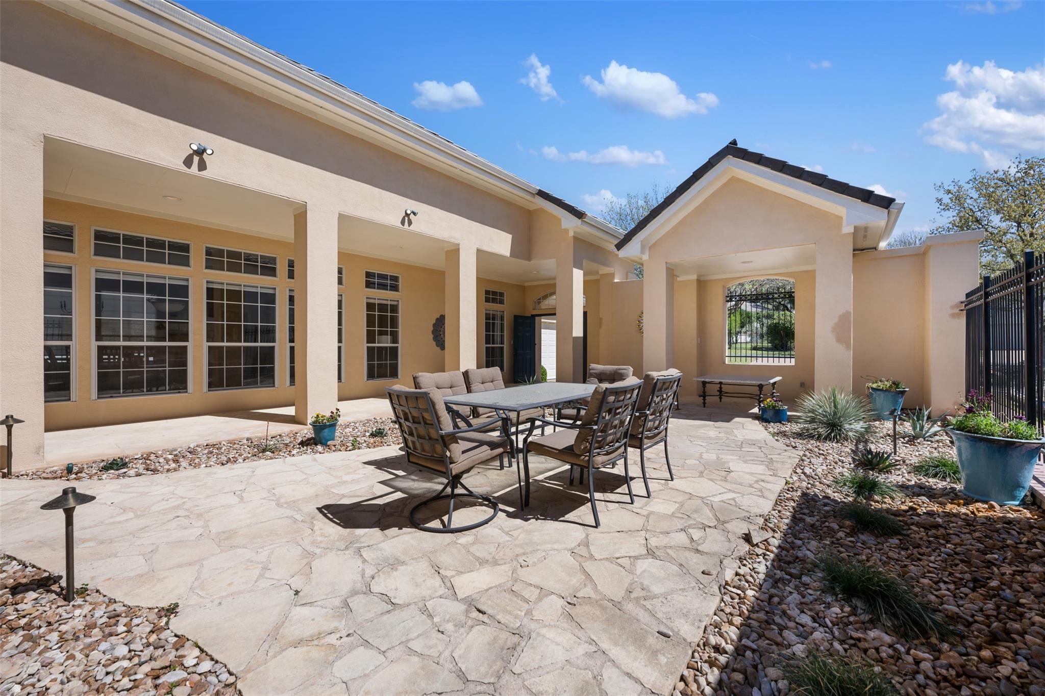 6 Radnor DR