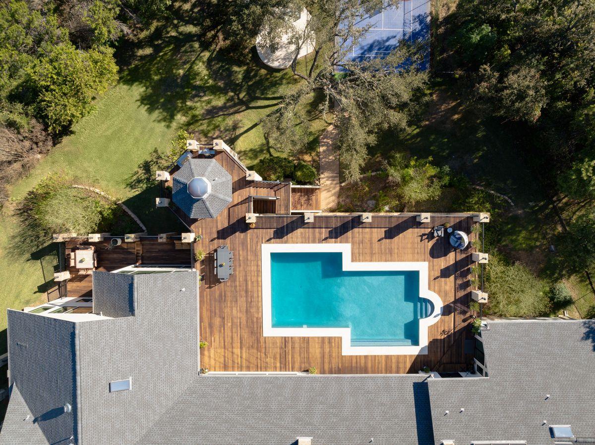 17 Cousteau LN
