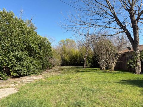 Photo of 113 Royal ST, Taylor, TX 76574 (MLS # 7554590)
