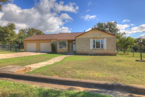 Photo of 800 N Bishop ST, San Marcos, TX 78666 (MLS # 8151464)
