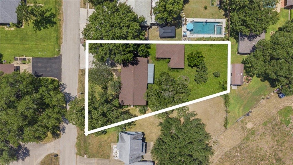 Photo of 1415 NE Whitehead ST, Smithville, TX 78957 (MLS # 4447542)