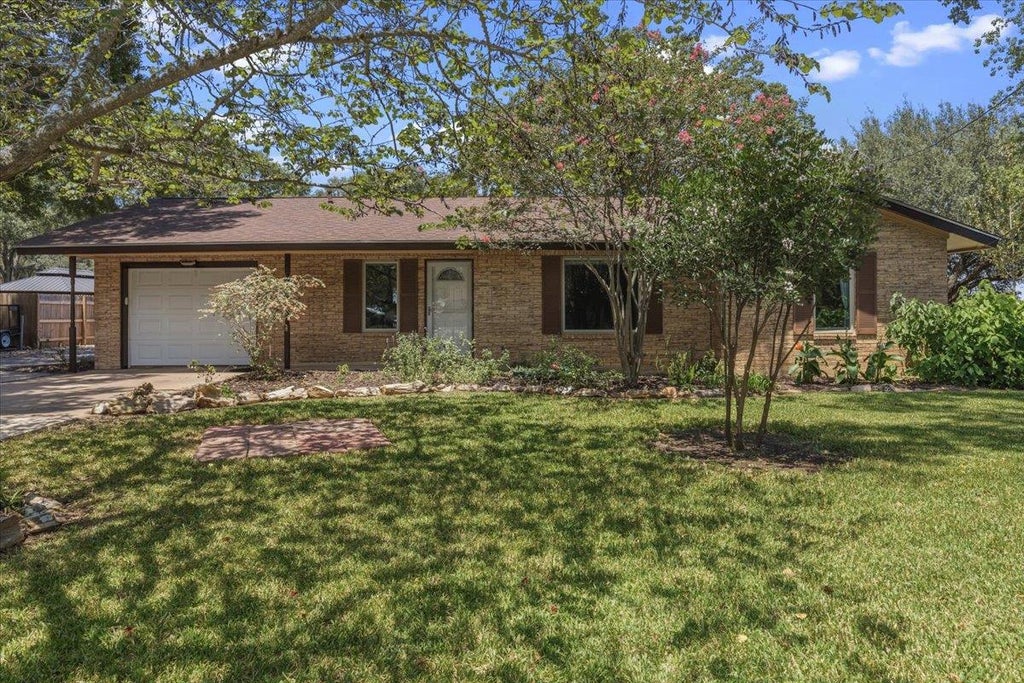Photo of 1415 NE Whitehead ST, Smithville, TX 78957 (MLS # 4447542)