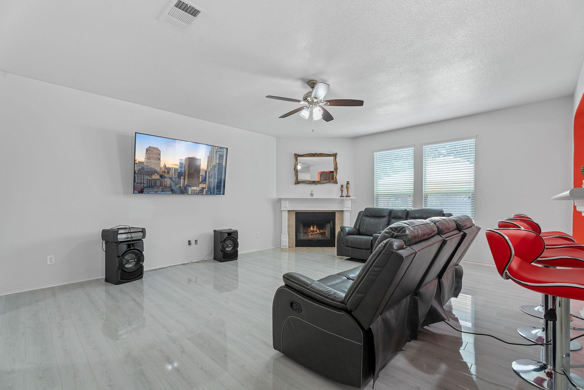 1109 Hyde Park DR