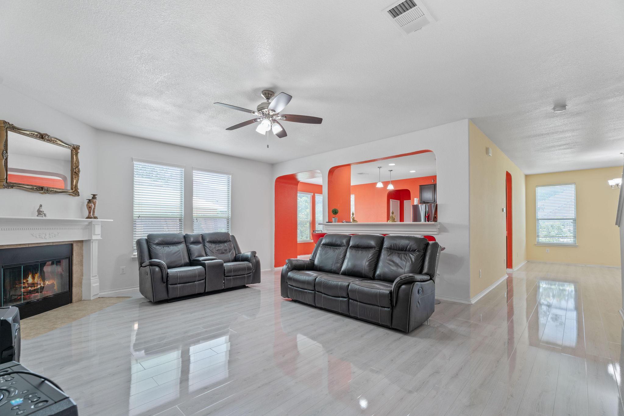 1109 Hyde Park DR