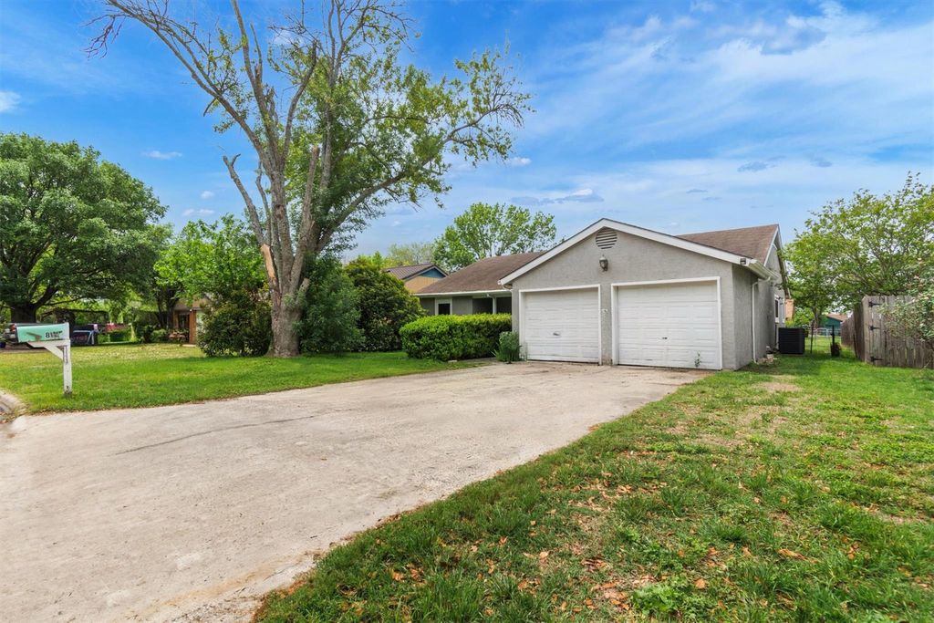 Photo of 807 Travis ST, Lockhart, TX 78644 (MLS # 6762223)