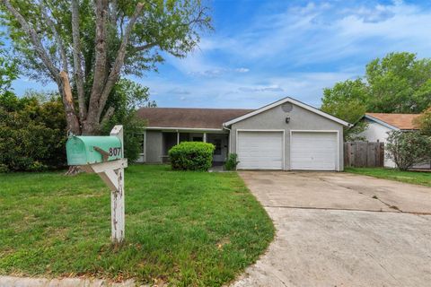 Photo of 807 Travis ST, Lockhart, TX 78644 (MLS # 6762223)
