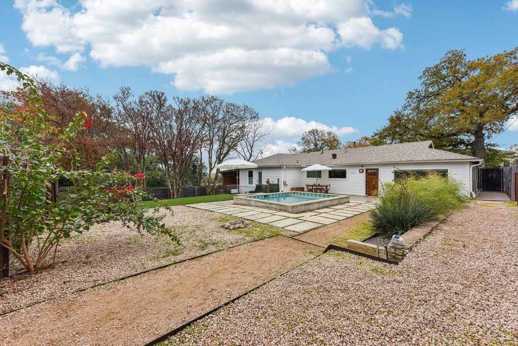 Photo of 1101 Manlove ST, Austin, TX 78741 (MLS # 3872287)