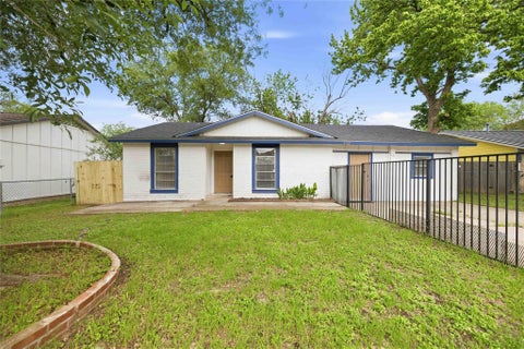 Photo of 4502 Turnstone DR, Austin, TX 78744 (MLS # 9068200)