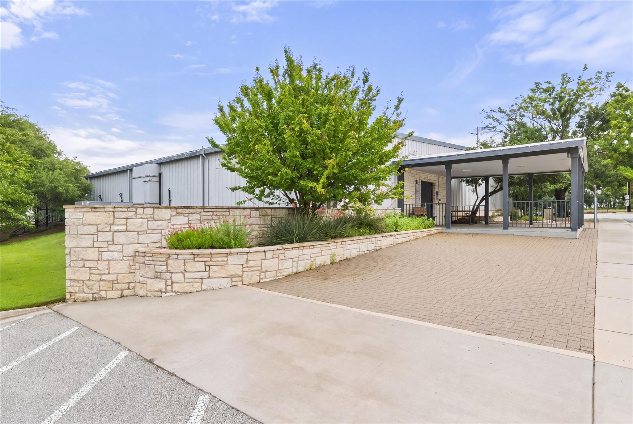 1506 N US HWY 281