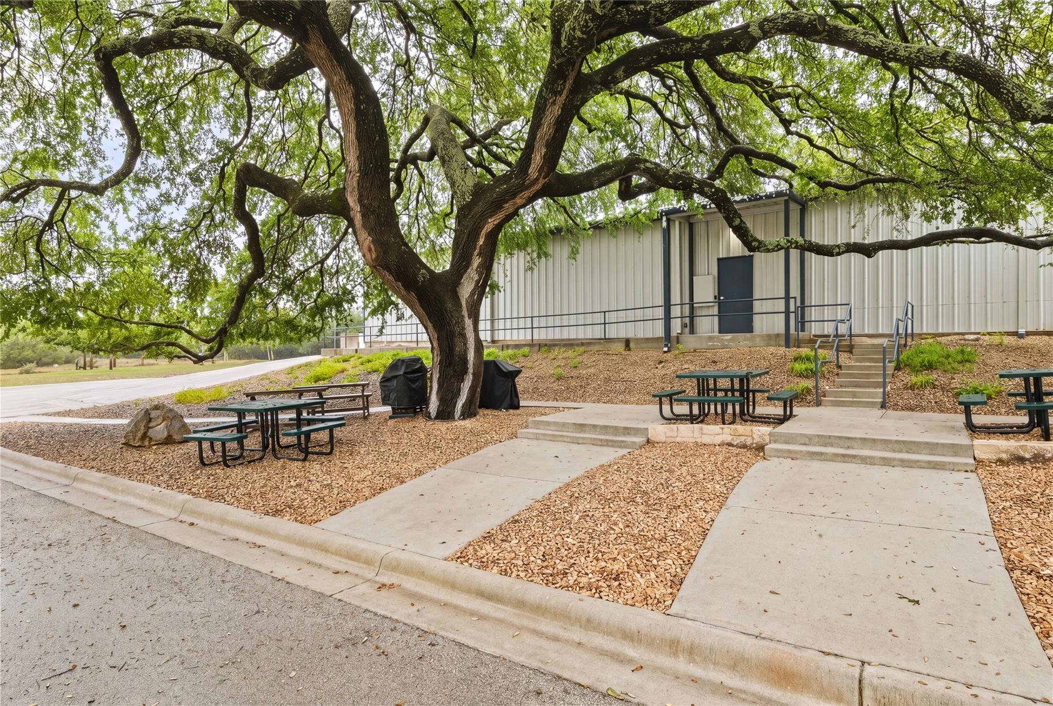 1506 N US HWY 281