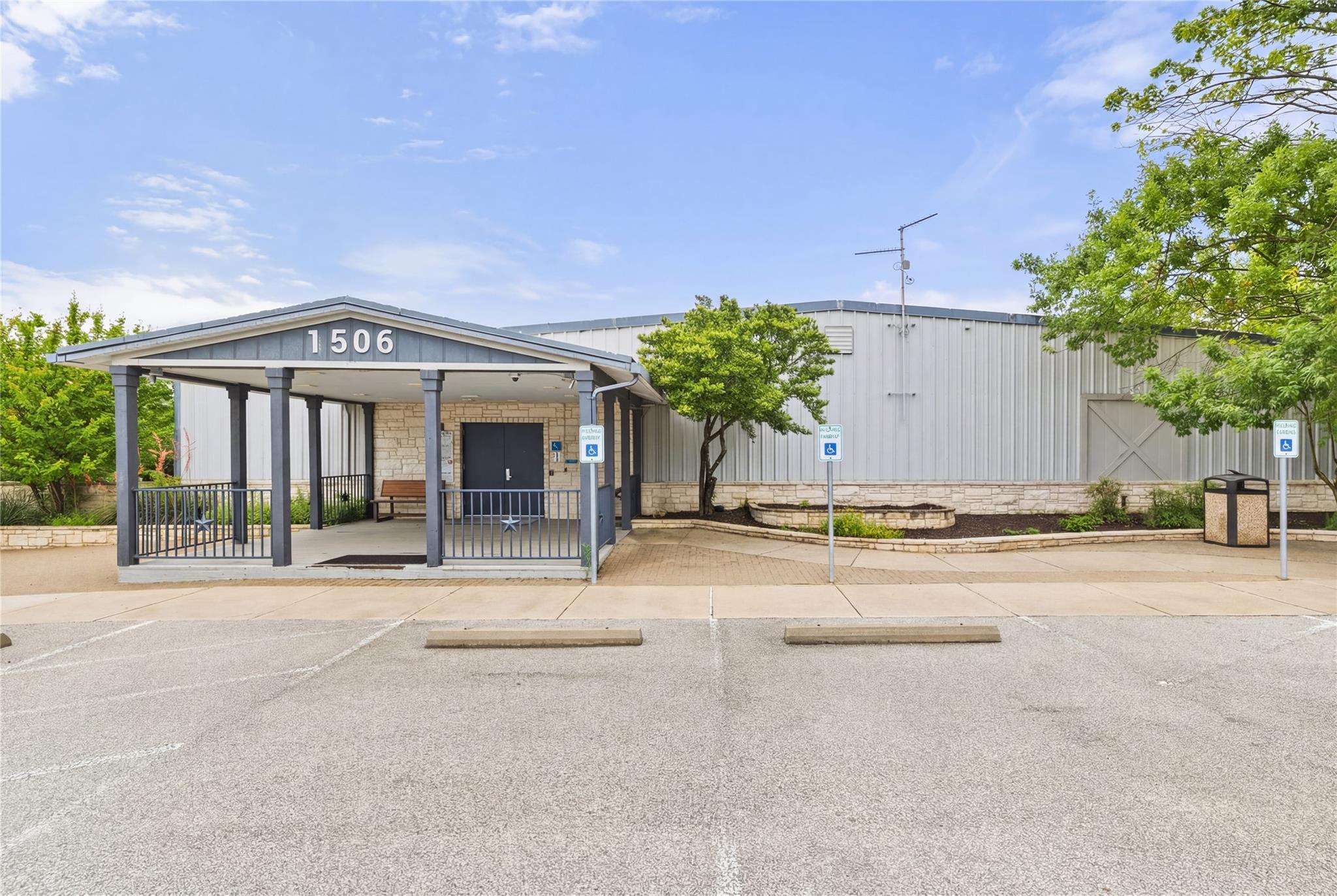 1506 N US HWY 281