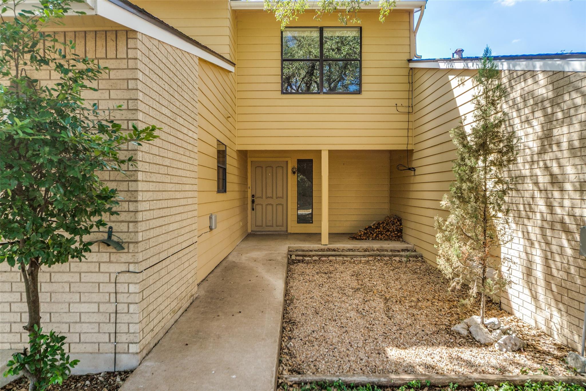 408 Summit CIR