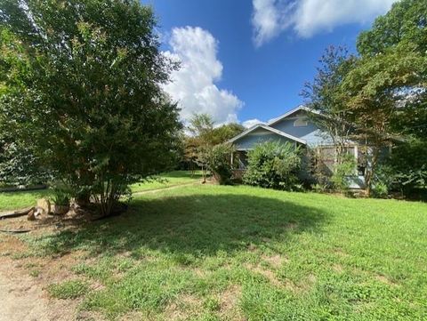 A home in Luling