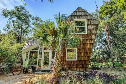 Photo of 1704 Singleton Ave, Austin, TX 78702 (MLS # 1747235)