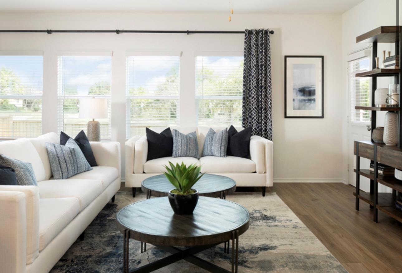 519 Vantage DR