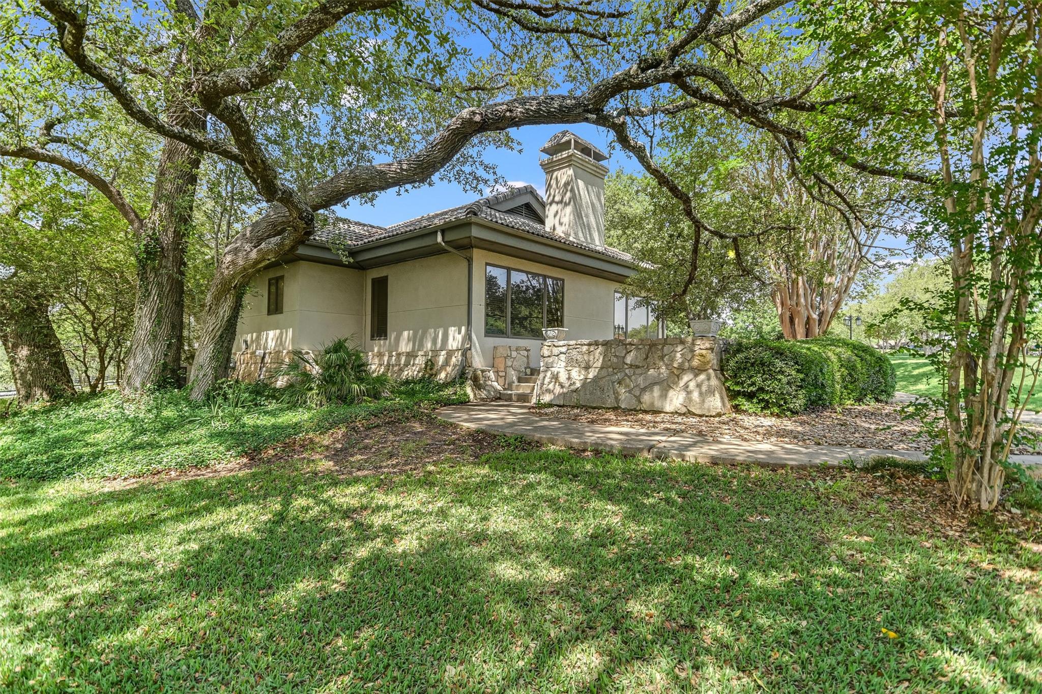 1800 Clubhouse Hill DR