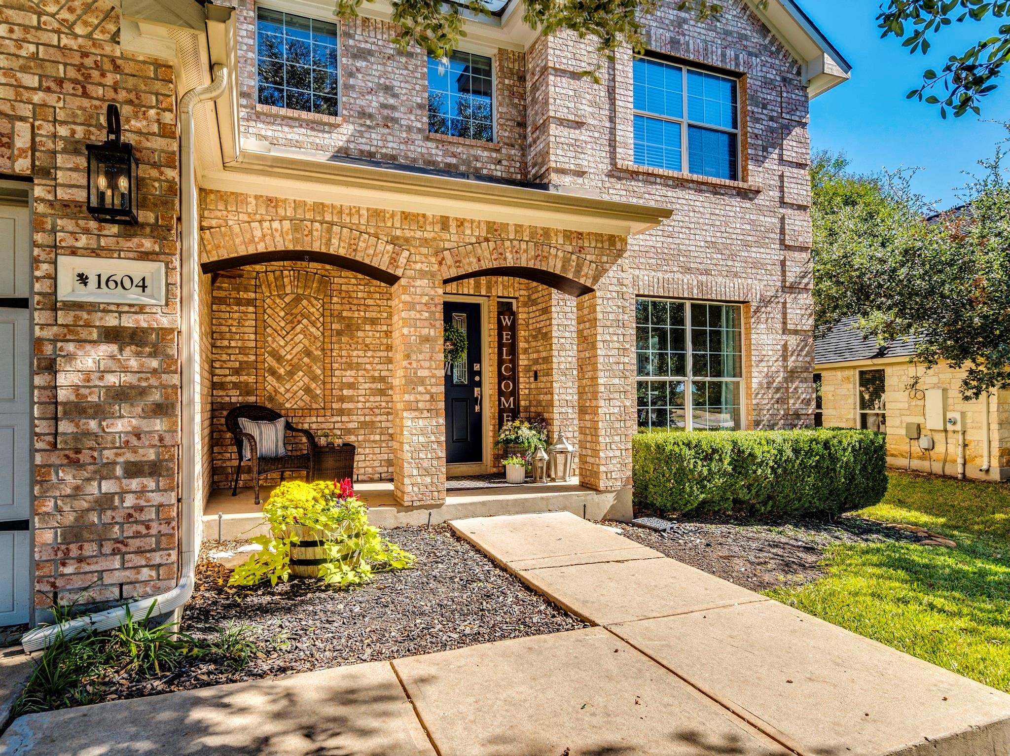 1604 Avondale DR