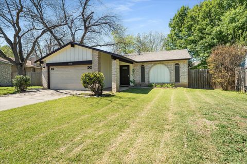 Photo of 10422 Firethorn LN, Austin, TX 78750 (MLS # 3132102)