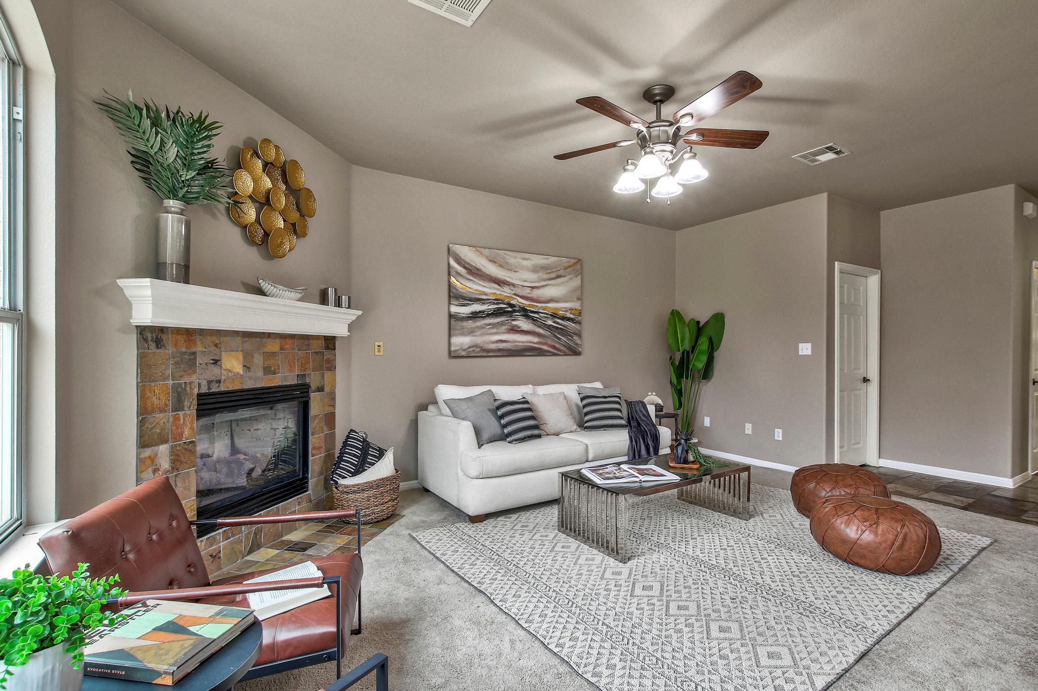 915 Mesquite Hollow PL