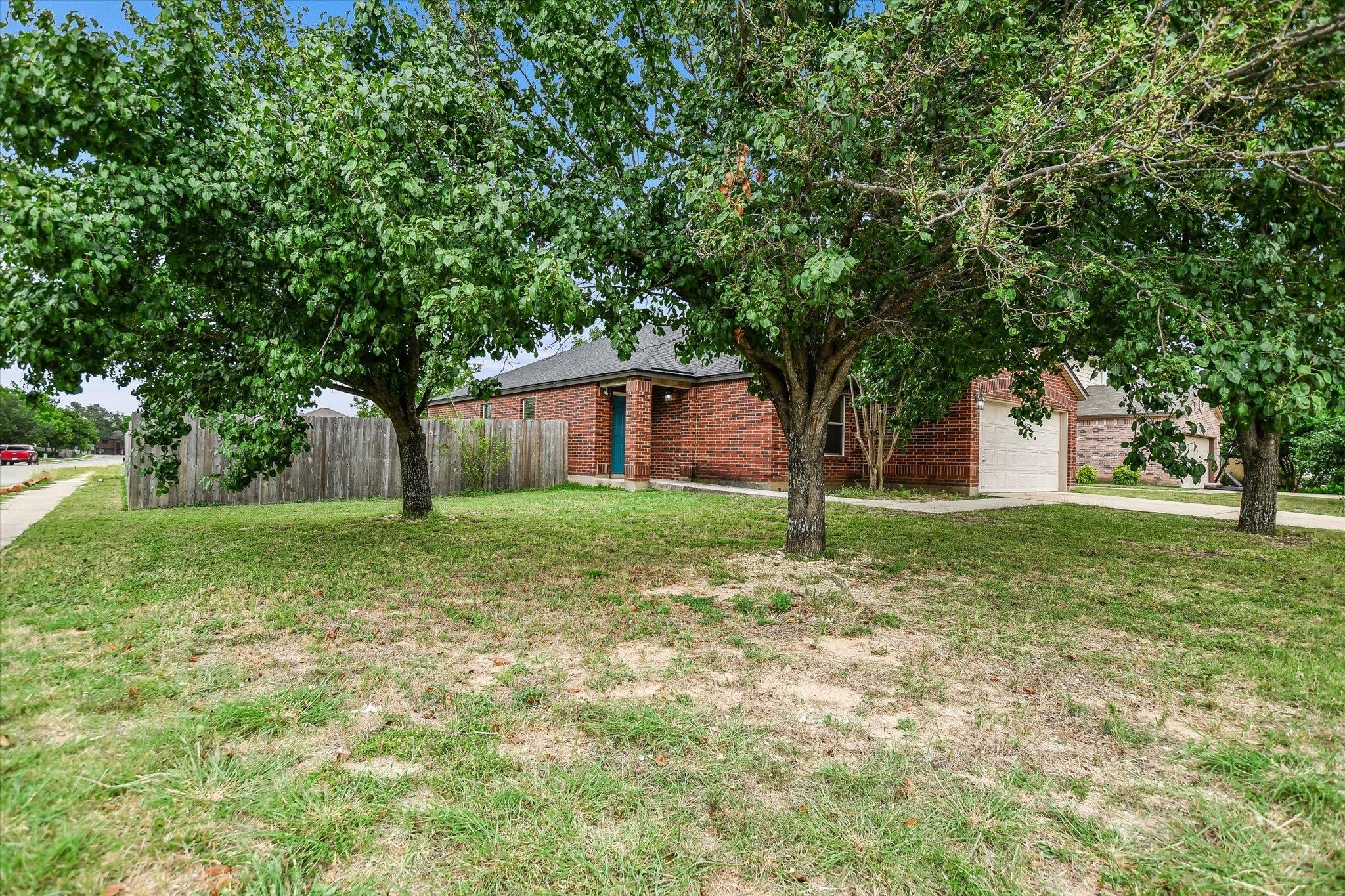 210 Deercreek LN