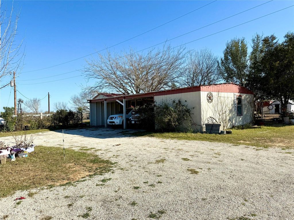 Photo of 685 Fox LN, Lockhart, TX 78644 (MLS # 4067184)