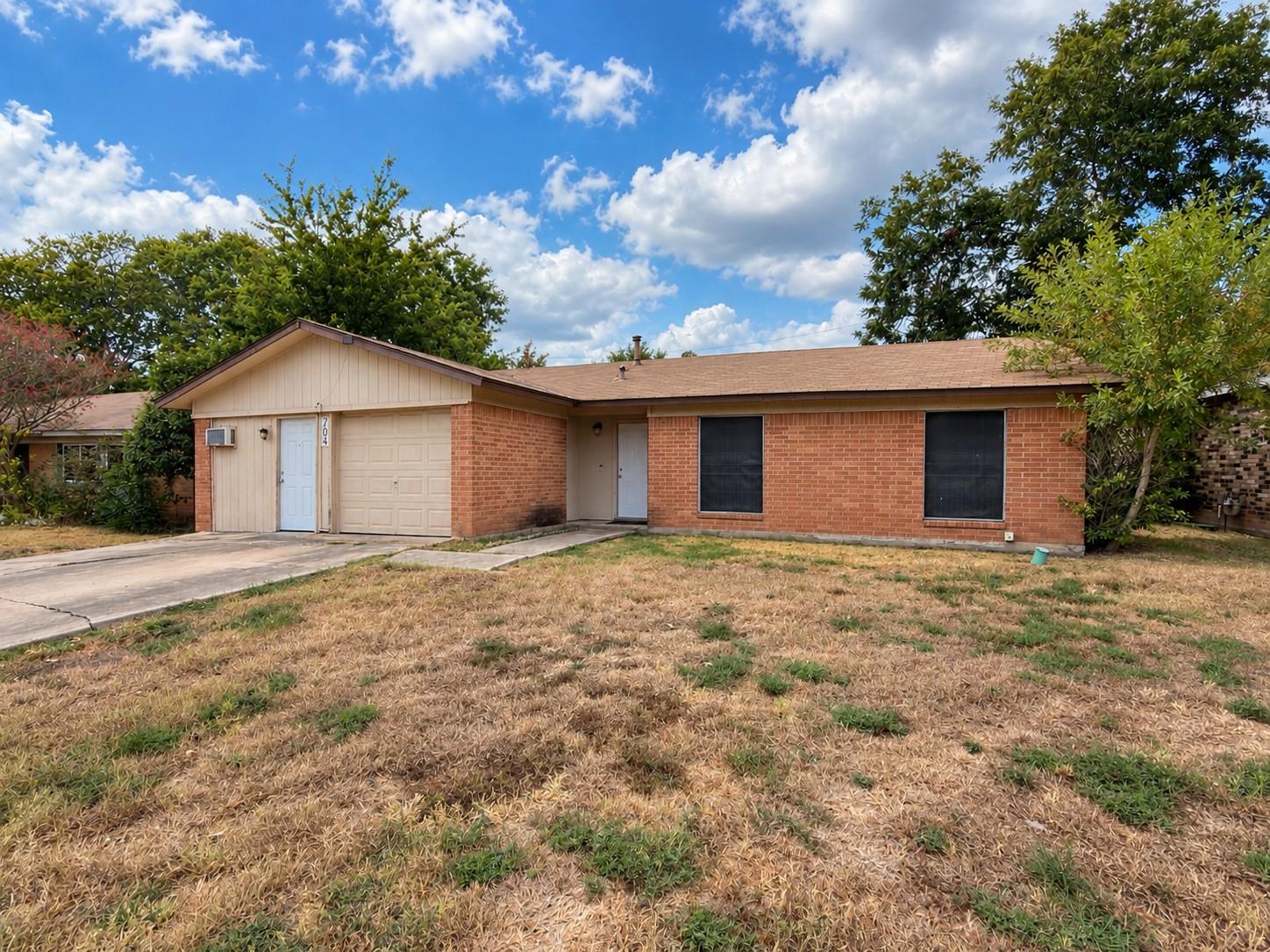 704 Drake LN