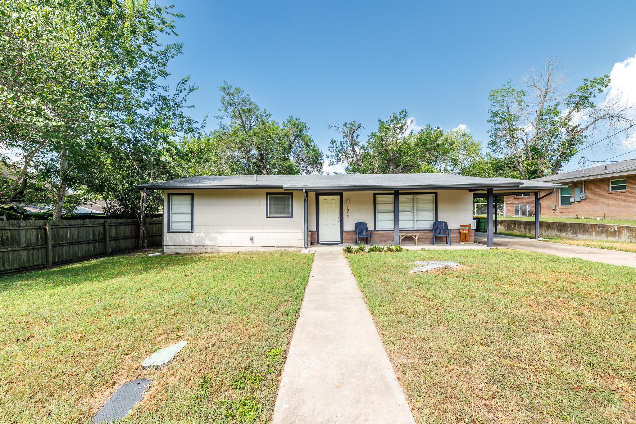 Photo 1 of 27 — 1215 N Hamilton ST, Gonzales, TX 78629