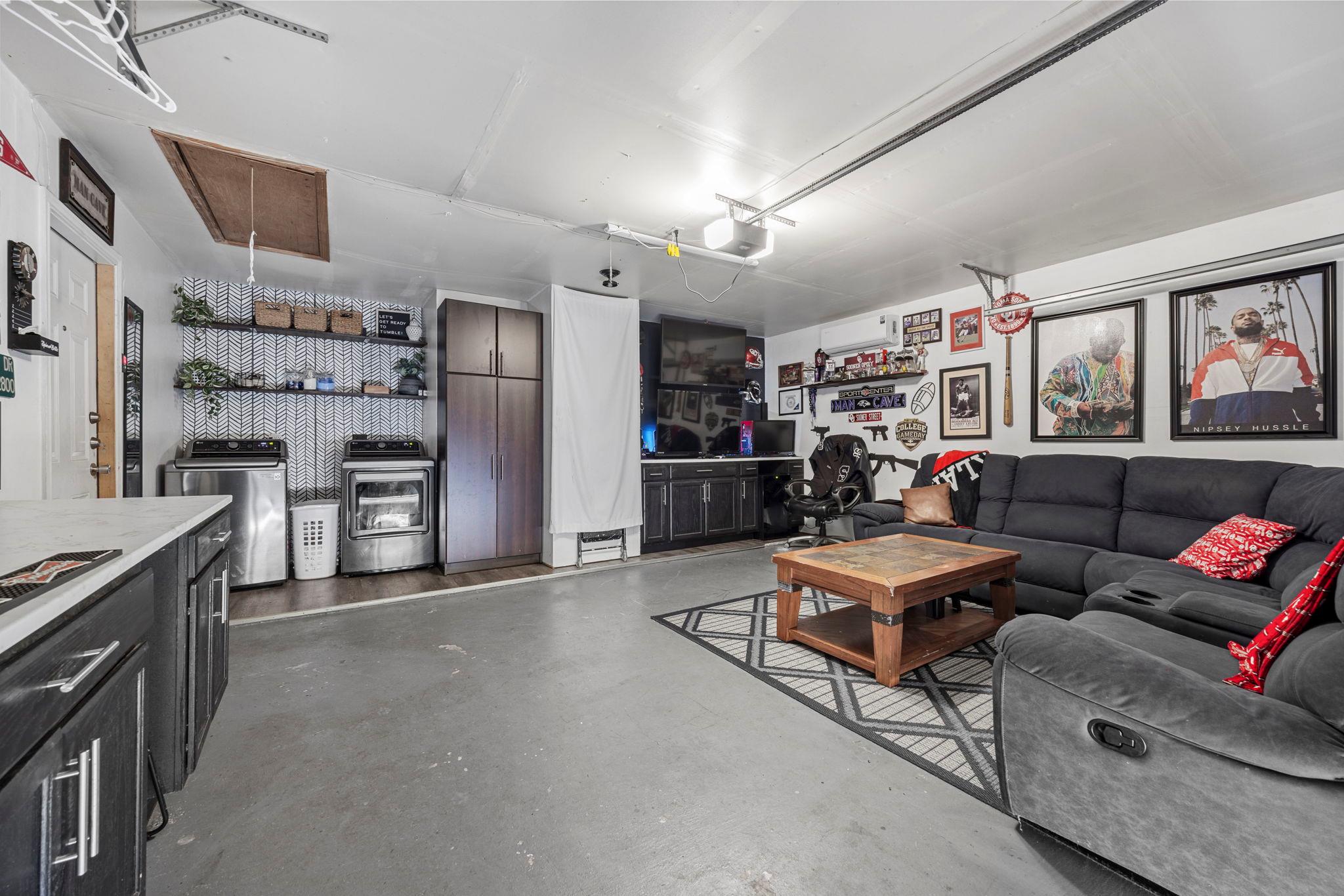 4301 Lloyd DR