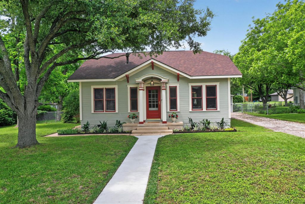 Photo of 905 Howard ST, Taylor, TX 76574 (MLS # 5871431)
