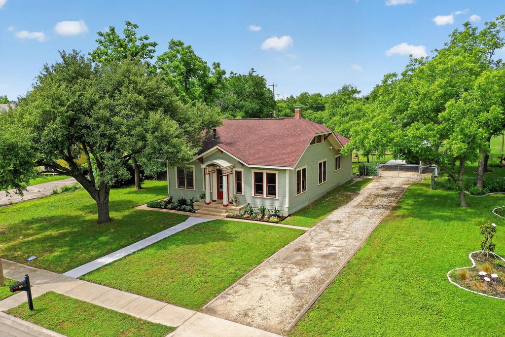 Photo of 905 Howard ST, Taylor, TX 76574 (MLS # 5871431)