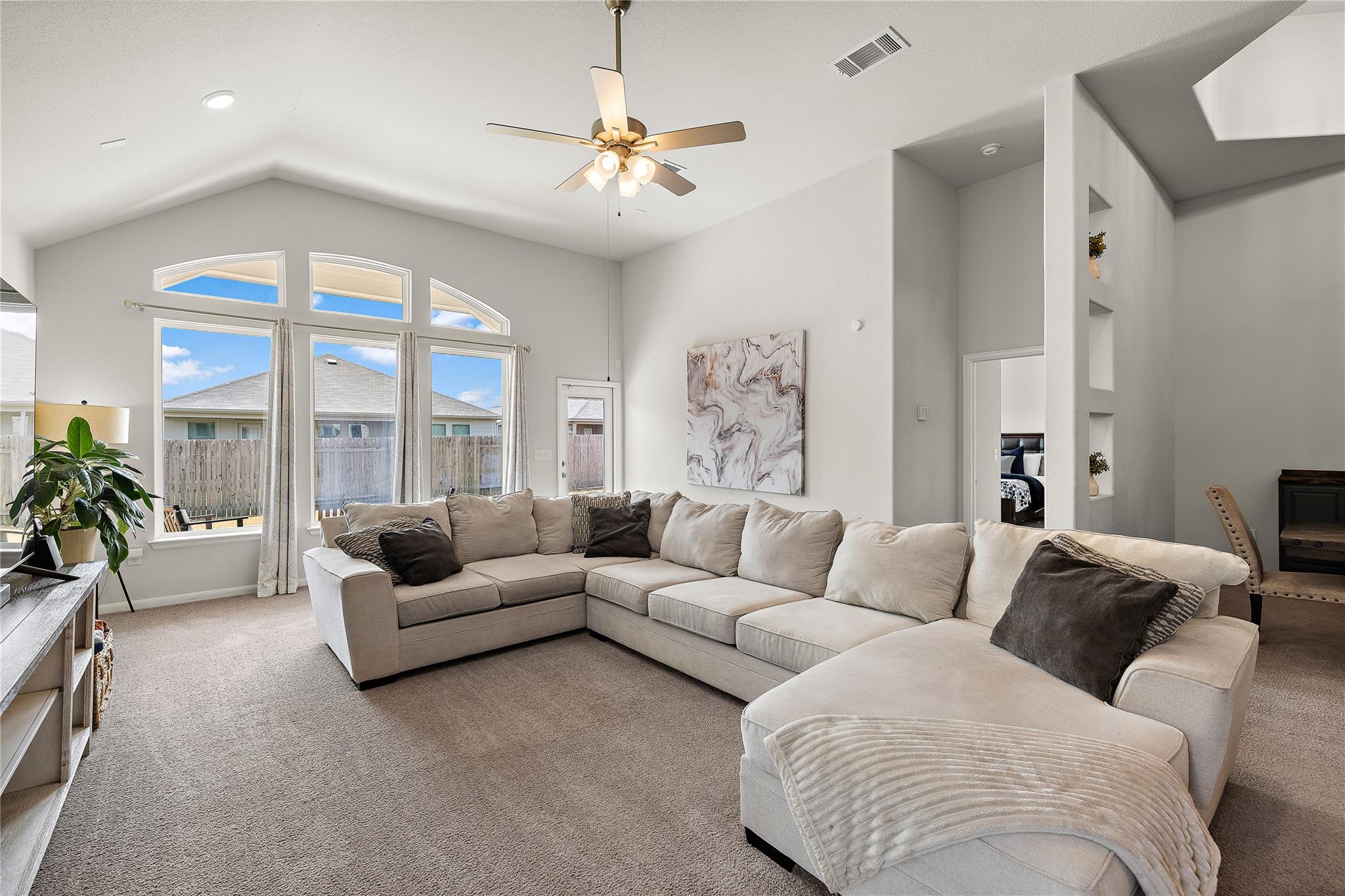 521 Hendelson LN