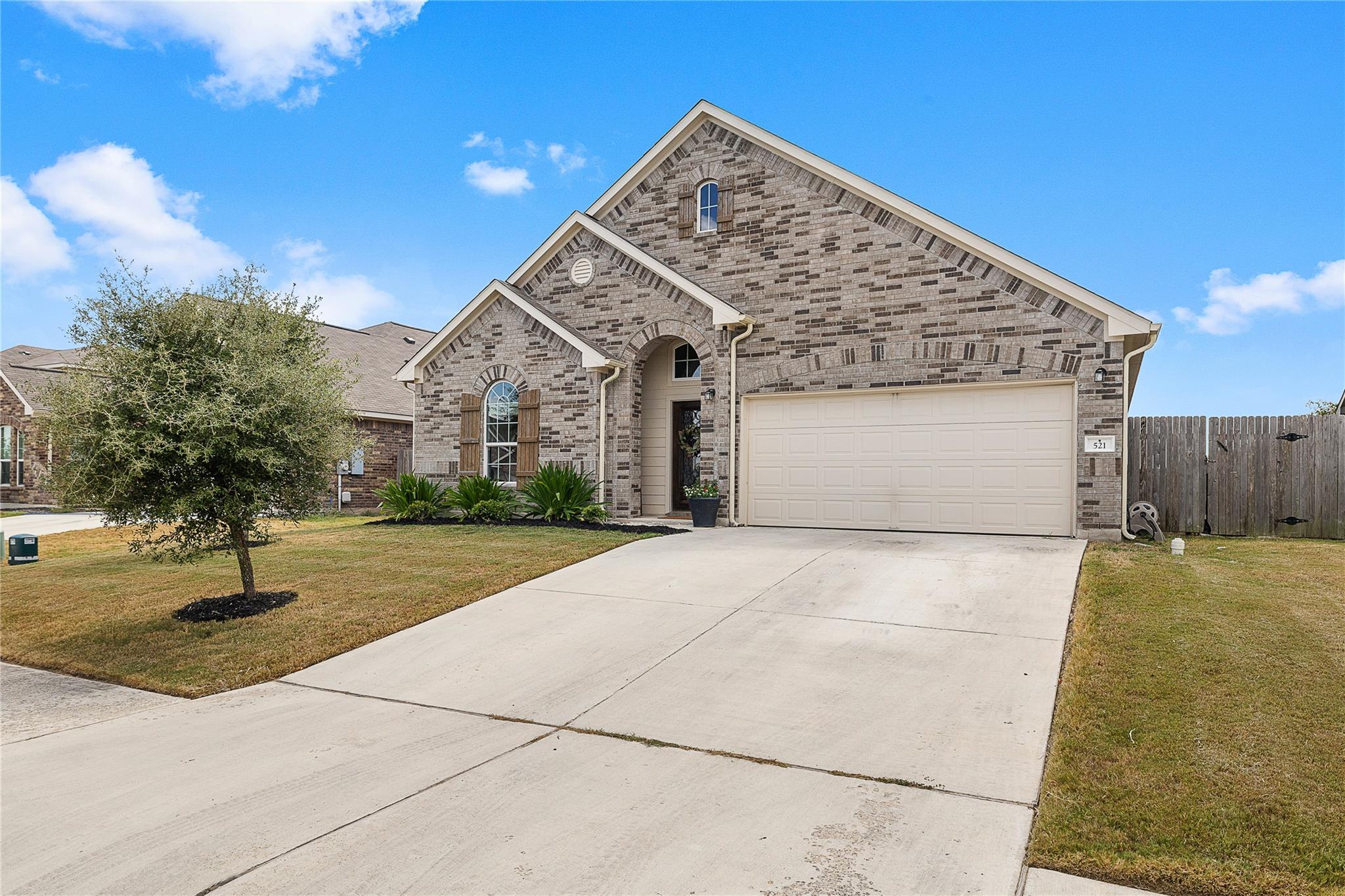 521 Hendelson LN