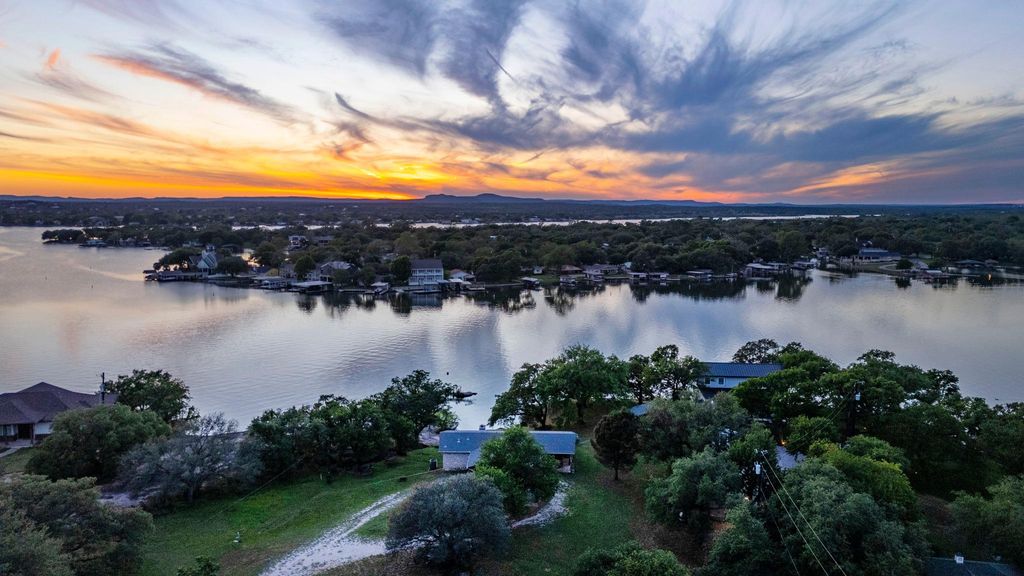 Photo of 310 Castlehigh DR, Granite Shoals, TX 78654 (MLS # 1139679)