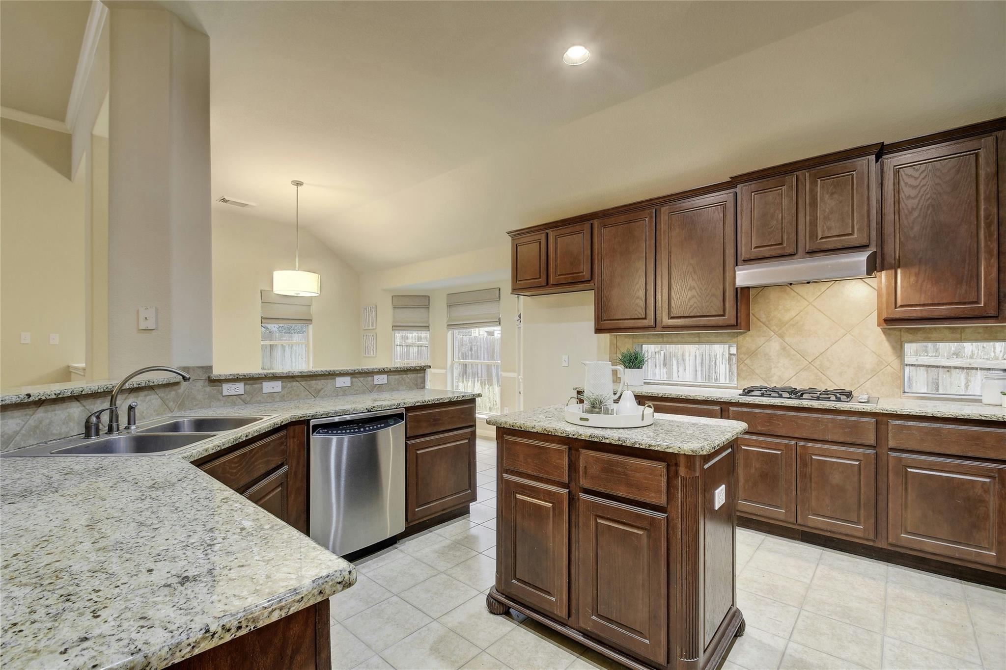 7208 Magenta LN