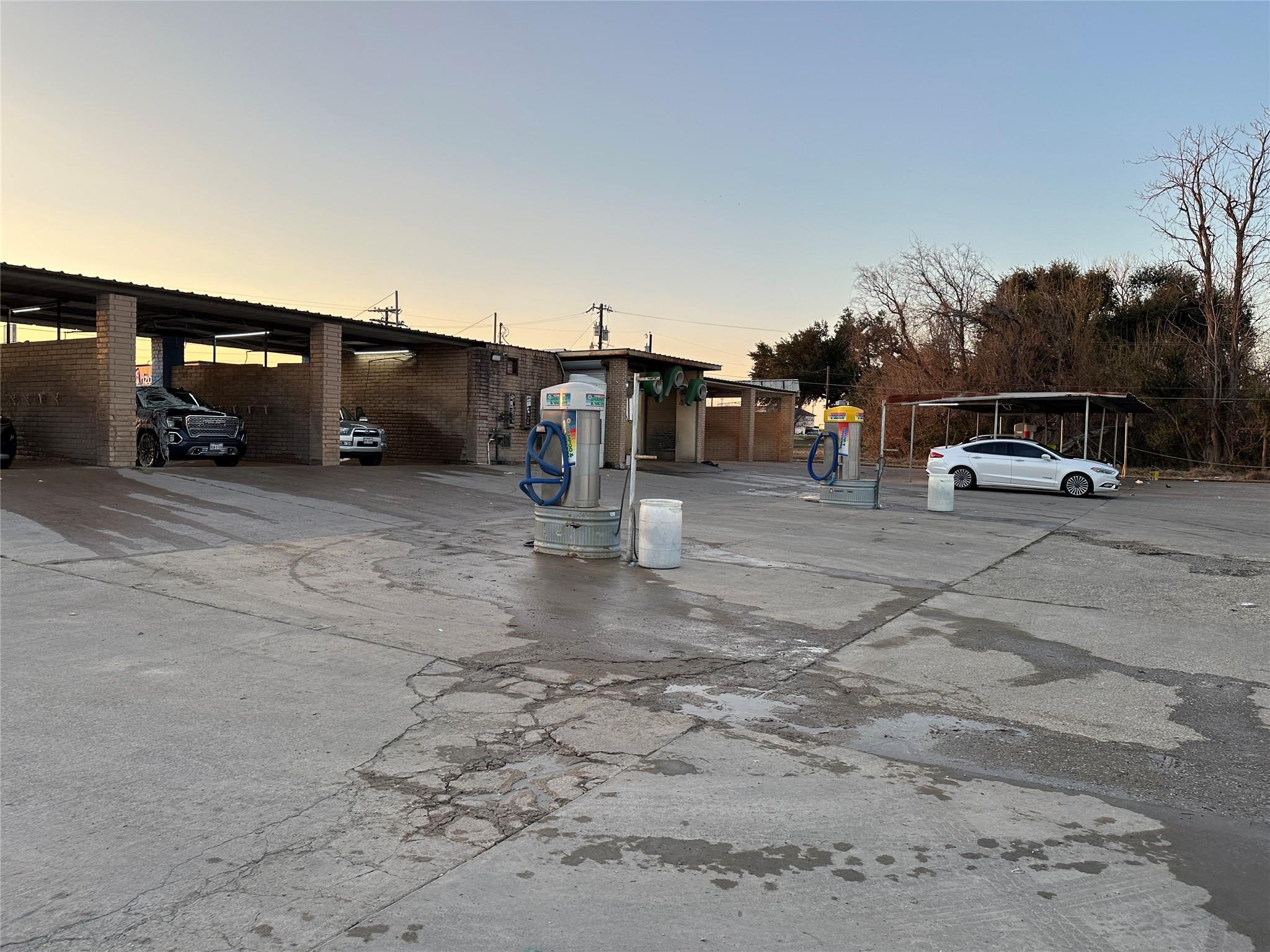 1806 N Main ST