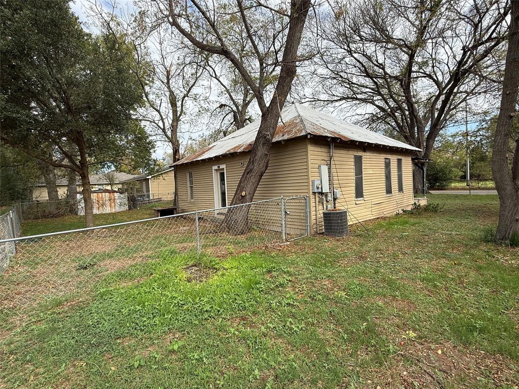 Photo of 1402 Fayette ST, Bastrop, TX 78602 (MLS # 5873329)