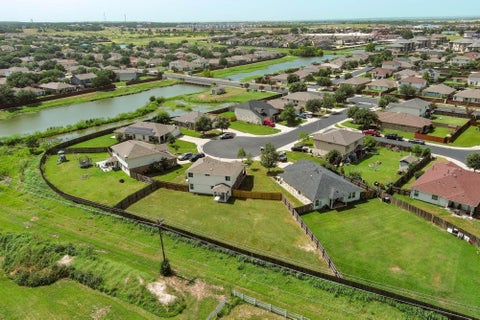 Photo of 410 S Hunting Lodge LN, Bastrop, TX 78602 (MLS # 8281051)