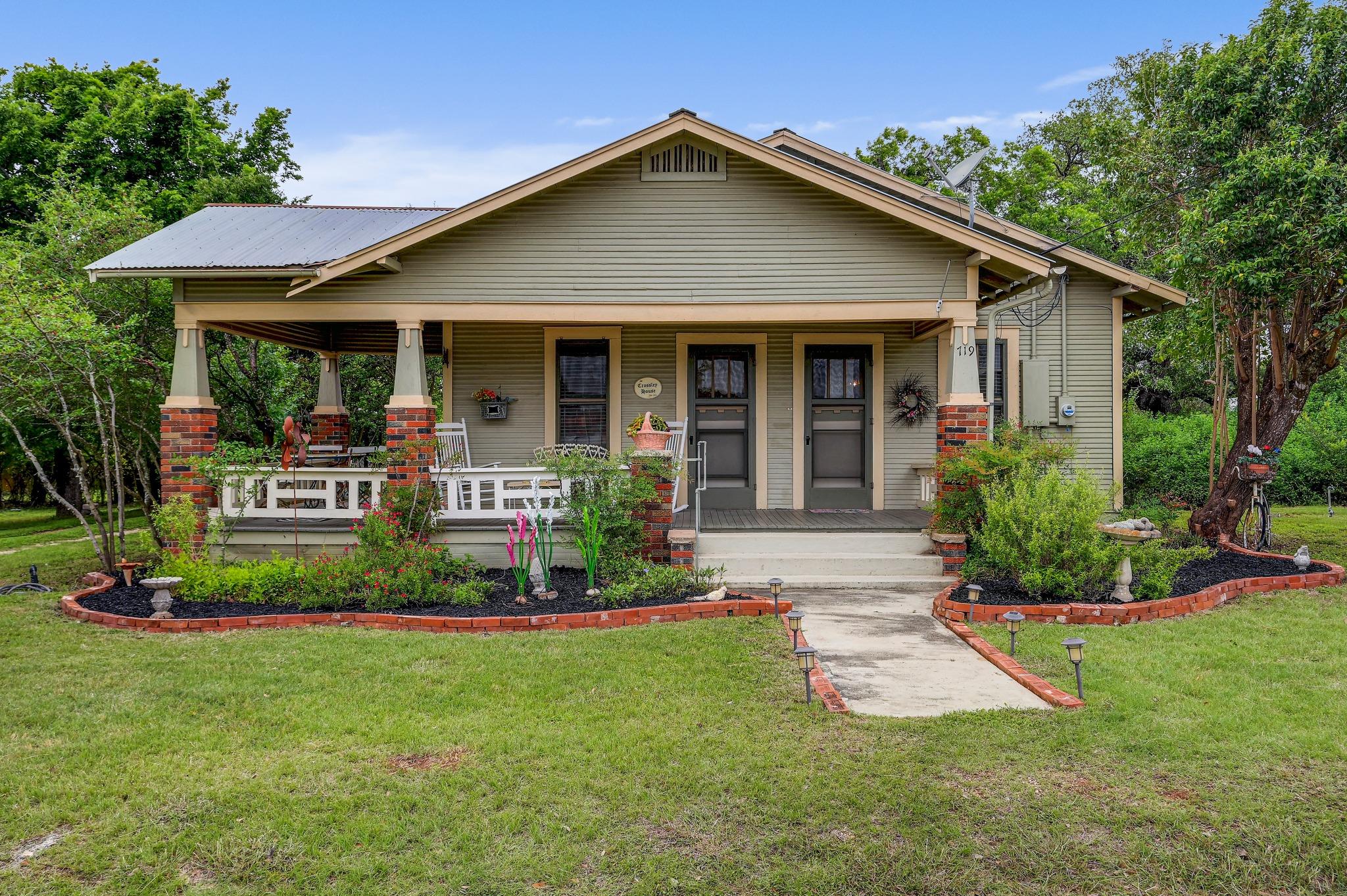 719 Elm ST
