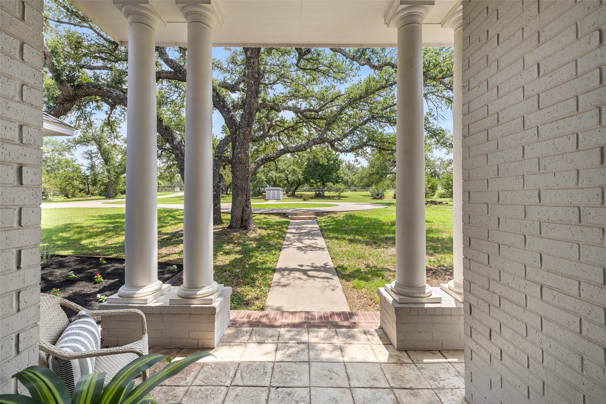 208 Saddletree LN