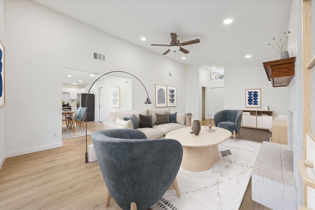 Photo of 1005 Bowie ST, Lockhart, TX 78644 (MLS # 3140732)