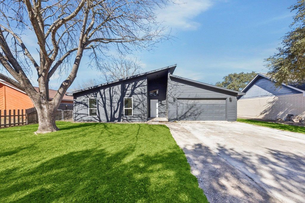 Photo of 1005 Bowie ST, Lockhart, TX 78644 (MLS # 3140732)