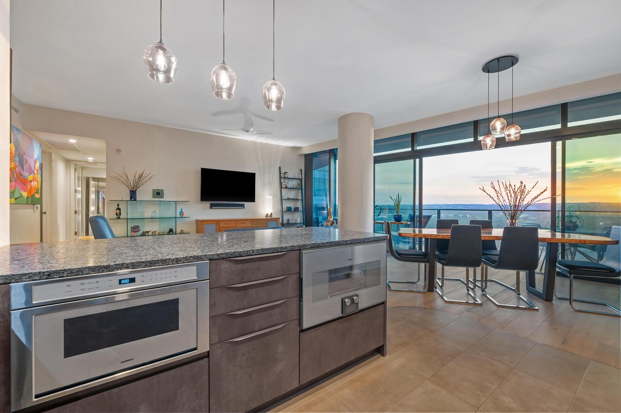 202 Nueces ST 1607