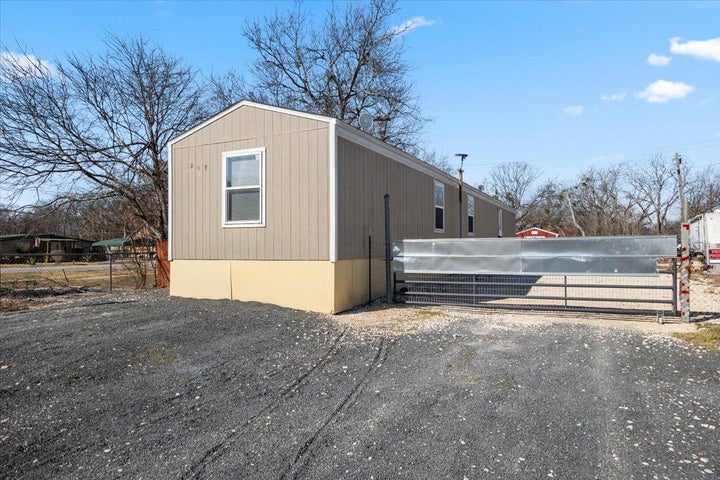 Photo 1 of 19 — 341 SW Front ST, Bartlett, TX 76511