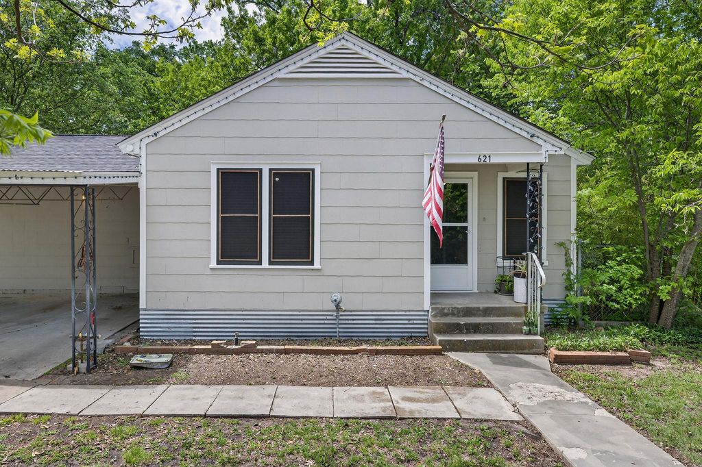 Photo of 621 S Main ST, Lockhart, TX 78644 (MLS # 1633438)