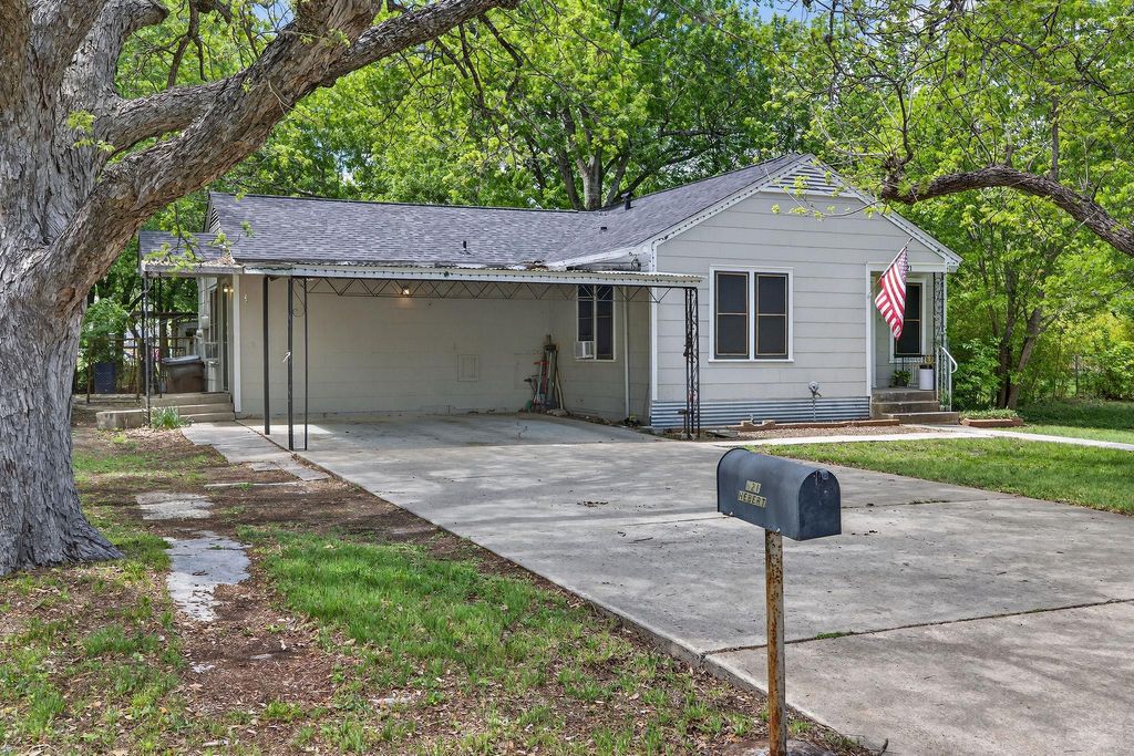 Photo of 621 S Main ST, Lockhart, TX 78644 (MLS # 1633438)